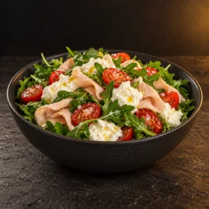 Salade de roquette, tomates cerises, jambon de poulet et stracciatella